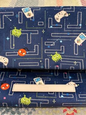 Iscream Kids Gamer Plush Tablet Pillow Holder NWOT Super Cute!